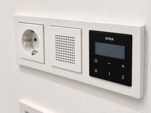 Modernes Gira Badradio mit integriertem Lautsprecher im HOMEY MicroApartment in Pentling bei Regensburg